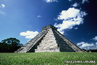 チチェン・イツァ遺跡の中央にそびえたつ「ククルカン・ピラミッド」は底部55.5m、高さ24mもの大きさ で圧倒的な存在感。ピラミッドへ続く階段の下には、羽根を持つ蛇（ククルカン）が置かれていて、春分・秋分の日には階段状のピラミッドの側面に羽根がある ように陰が映し出され、ククルカンの神が姿を現したように見えるという