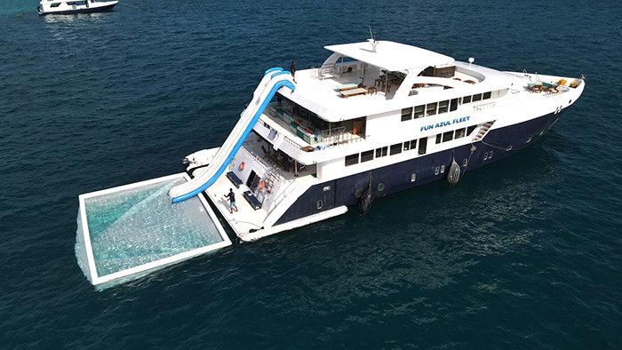 ウォータースライダーやジャクジー付きの「BLUE」号