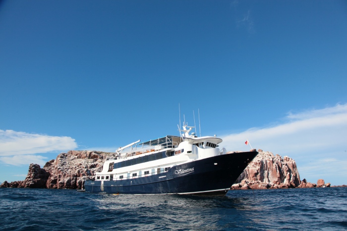 「VALENTINA」号。バックはアシカのコロニーがあるロス・イスロテス