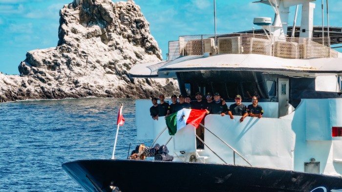 とってもフレンドリーなキャプテンほかクルーやダイビングガイドたち