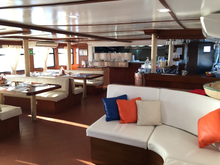 明るくて広々としたダイニングルーム。夕食時はビールやワインの無料サービスもあります