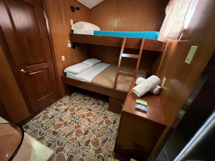 お部屋の形は違いますが、部屋数が多いデラックスツインキャビンの中