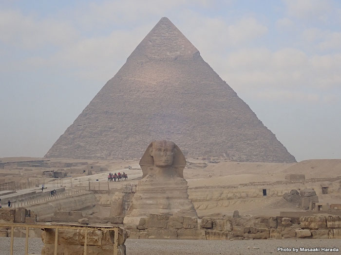 その近くにはカフラー王の命によって第２ピラミッドとともに建てられたというスフィンクスがあります