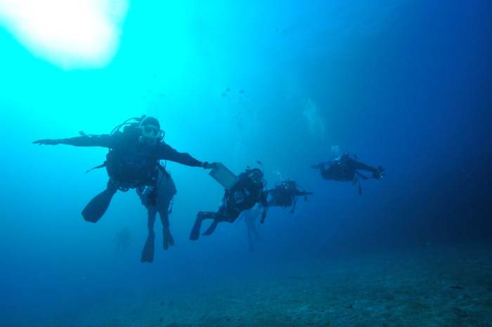 冬の超ブルーな富戸の海。ドライスーツで宇宙遊泳している気分♪