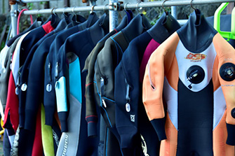 レンタル用のドライスーツは、サイズは幅広く、大柄の男性から小柄な女性まで、足のサイズもいろいろ対応