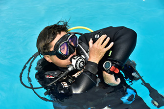 ドライスーツの最も重要なスキルはスーツ内の給排気。しっかり教えてもらいましょう