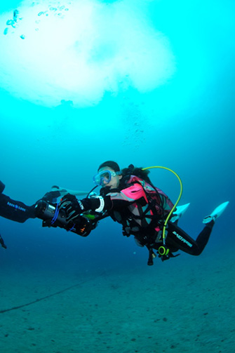 バイクの免許なしでも簡単に操作ができる! しかもこの小ささなので、持ち運びもラクチンだ