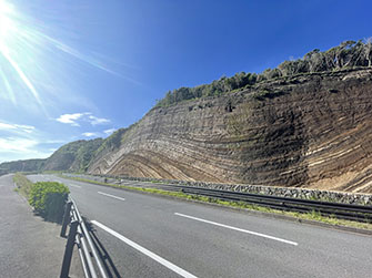 「バームクーヘン」とも呼ばれる地層切断面。周回道路で見られる　Photo by Toru Furuyama
