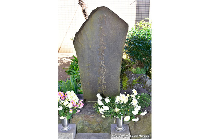 根府川駅にある関東大震災殉難碑。駅職員や列車の乗客などが犠牲になった。合掌