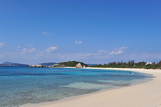 座間味、阿嘉、慶留間、渡嘉敷と島々に囲まれた内海は箱庭的な景観。透明度もすばらしい