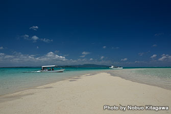 干潮になると三日月形の砂州が浮かびあがる。青い空と青い海に囲まれた真っ白な無人島、だれだって気分はアガる！