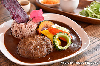 石垣島でお洒落なカフェといえばここ。真栄里の海沿いにあり、地元の野菜をたっぷり使ったメニューが自慢の《島野菜カフェ・リハロウビーチ》。オリジナルメニューがいろいろあって、味も盛り付けも雰囲気もGOOD! 海の見えるテラス席が気持ちいい♡