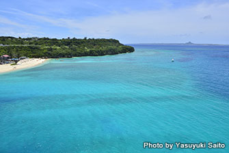 美しいブルーのグラデーションが広がる瀬底島周辺の海