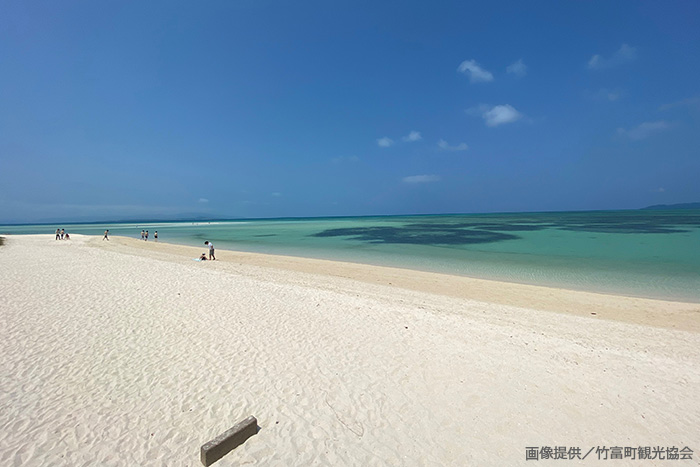 真っ白な砂浜が広がる「コンドイ浜」は、島一番というよりは日本屈指の美しさを誇るビーチ