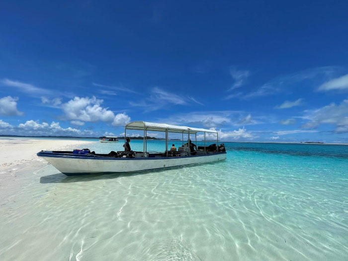 平型のダイビングボートで日帰りで海へ。写真は《アクアマジック・パラオ》のボート