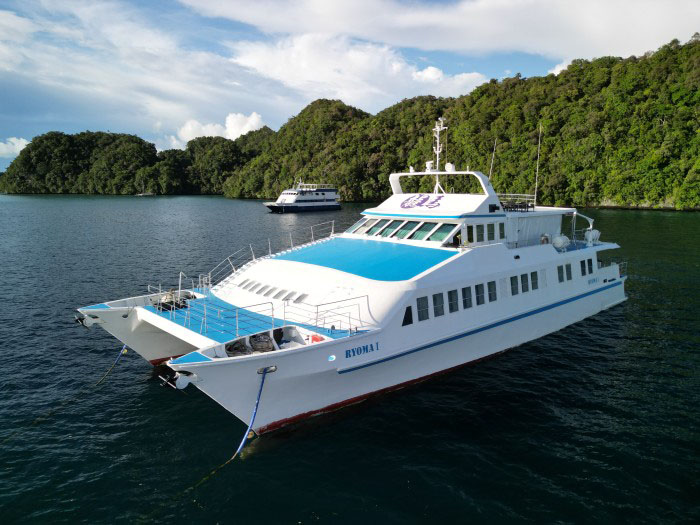 ダイブクルーズ船。こちらはカタマランタイプの「龍馬Ⅰ」号