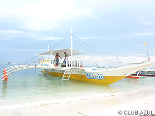 船の両脇にアウトリガーが付いたバンカーボートは、安定性が良く快適。《クラブアズール》のツアーでは、チャーターボートでプライベートダイビングを楽しめる