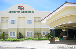 アロナビーチにある《アロナキュー ホワイトビーチホテル》。レストランやバーが近くにたくさんあるので便利