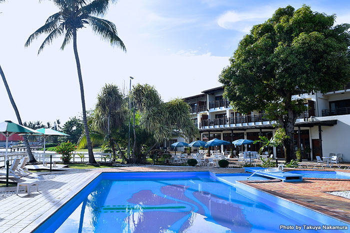 ホニアラの中心地の海辺に立つ《キタノ メンダナ ホテル》にはスイミングプールもあり、アフターダイブにリラックスするのにも最高