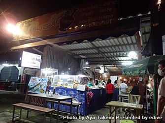 屋台風で品数豊富で美味しいと評判。バンニアンのメイン通り沿いにあるKrua Nay Ang