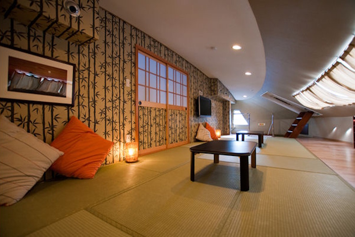 “竹の間”と呼ばれる畳敷きの共有スペース。ダイビングの合間にゴロゴロしている方も少なくありません