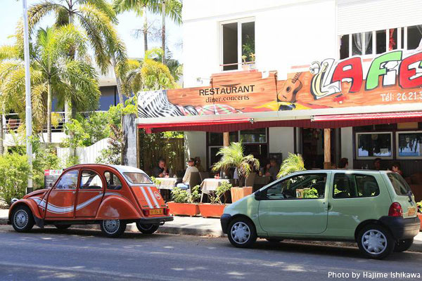 フランス領のニューカレドニア。首都ヌメアはこじゃれた街並みにフランス製の車やブランドショップなどが並んでフォトジェニック!