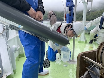船上での採水作業。採水した海水で環境DNAや溶存態有機炭素、色の付いた溶存態有機物、蛍光を出す溶存態有機物を調べる。藻場で取り込まれたCO₂が形を変えてどのような行方をたどり、ブルーカーボンとなっていくのかを調べることができる。環境DNAは生物体がいた痕跡を、環境の中に残ったDNAから調べる方法 Photo by Tara Ocean Japan