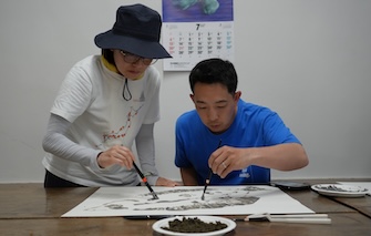 調査に参加した研究者が、採取した泥や砂を用いてアート作品を制作するワークショップの様子。北海道の忍路にて Photo by Tara Ocean Japan