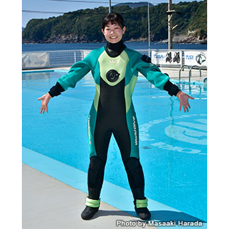 水中でも濡れないので快適そのもの! 海から上がった後も上だけ抜いたらすぐ休憩できるのがうれしい