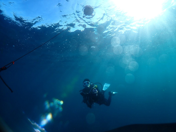 「Descent S1 ブイ」を水面に浮かべておくと、水中からも船上に連絡できるようになります!