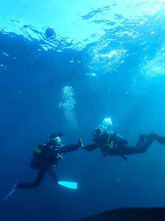 S1ブイの下で、はぐれた筆者もガイドの永橋さんと再会できました!