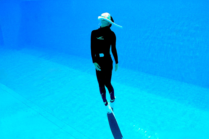 体をひねる(ツイスト) Photo by JUN HASEGAWA