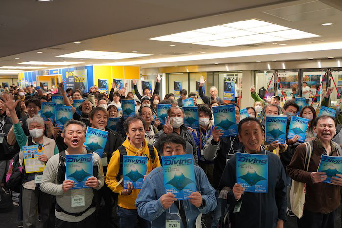 特別版『マリンダイビング』誌の表紙を飾ったのは石垣島のマンタ