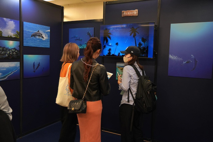 タヒチ観光局ブースの高砂淳二さんによる写真展「タヒチの島々 ― 海の生き物と人々の絆」