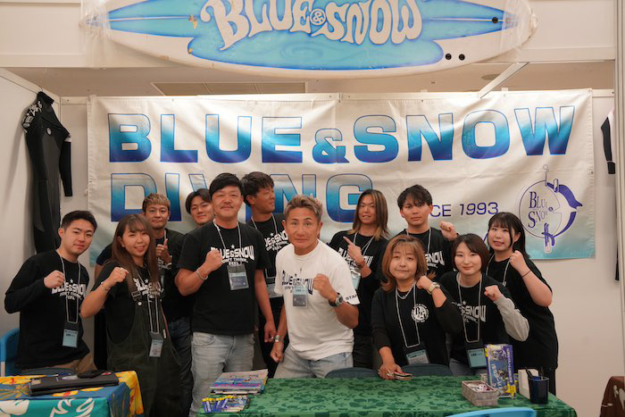 《ブルー&スノーダイビング》のブースには学生ダイバーが大集合! パワーが満ち溢れていました