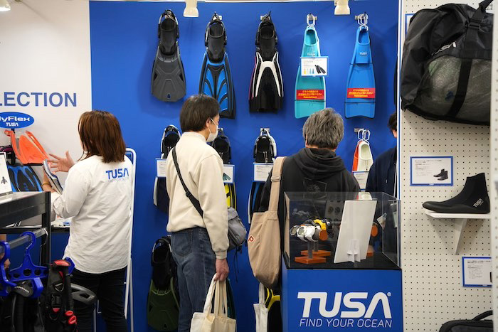 ダイビングに必要なあらゆる器材を取り扱うギアブランド《TUSA》を展開する(株)タバタ。世界80ヶ国以上で販売され、幅広いダイバーから支持を集めています。ブースには2025年の最新器材もずらり!