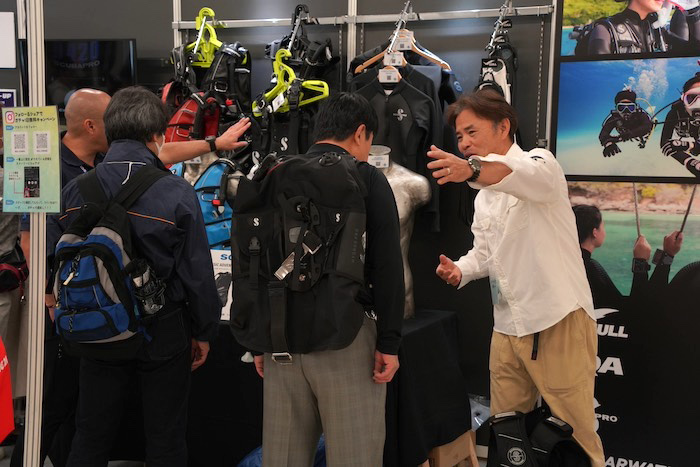 《GULL》や、日本総代理店として展開する《SCUBAPRO》を扱う(株)キヌガワのブース。担当スタッフのアドバイスを受けながら、実際に器材を手に取り、マイ器材を検討する来場者の姿が見られました