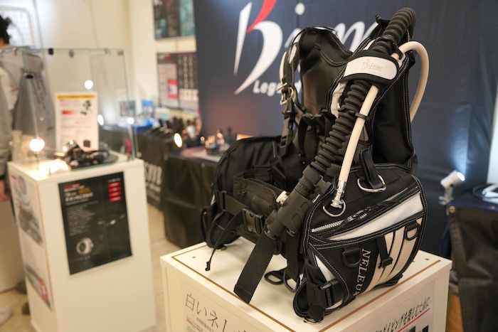 ダイビングギアブランド《Bism》も出展。日本総代理店を務める《ATMOS》のダイブコンピュータも展示されました