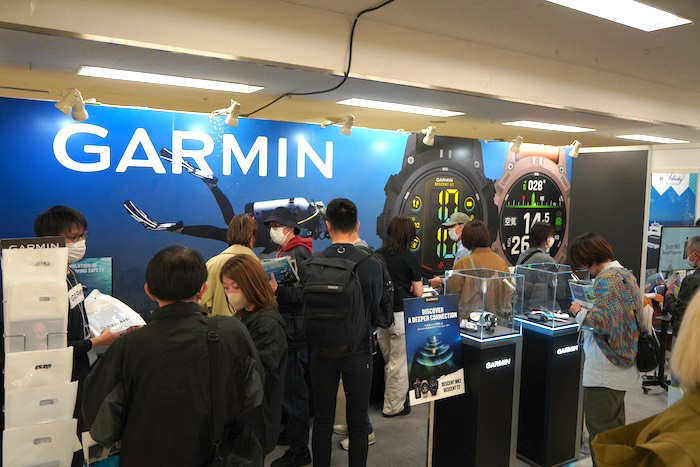 スマートウォッチ型ダイブコンピュータの先駆者《GARMIN》。話題の最新モデル「Descent G2」も登場しました。ハイテク機能に来場者も大興奮!