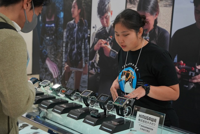 カナダで設計・製造された、パワフルかつ操作が簡単なダイブコンピュータを提供する《シアウォーター》のブース。ダイビングギアのなかでも高価な買い物。マリンダイビングフェアでは納得のいく一台を選べるはず!