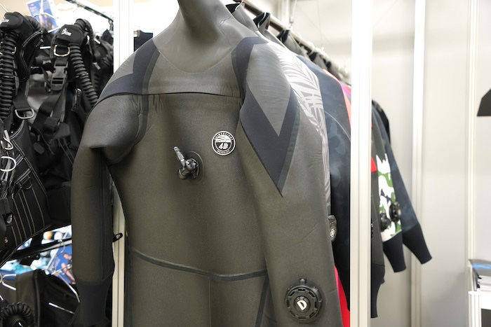 ハイレベルなダイバーから支持を集めるスタイリッシュなスーツがそろう《4D》。ブースには最先端技術を取り入れた製品が並んでいました