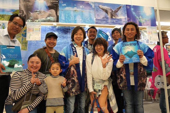 ケラマ諸島とかしき島のブースには渡嘉敷村観光大使の“体操のお兄さん”佐藤弘道さんも登場