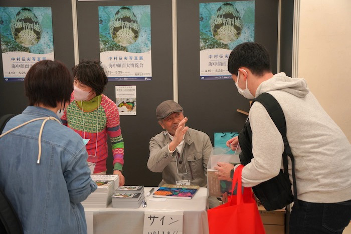 中村征夫さんのブースでは写真集の販売やサイン会も開催。ファンが次々と押し寄せて大盛況!