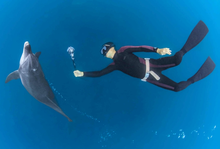 長谷川さん、自撮り棒を短くして撮影しています