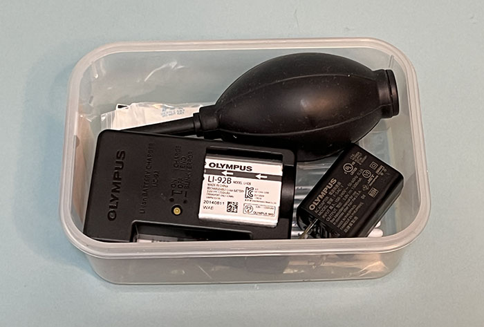 さらに充電ケースや外部ストロボを持参する場合はそのバッテリーも一緒に入れておきます