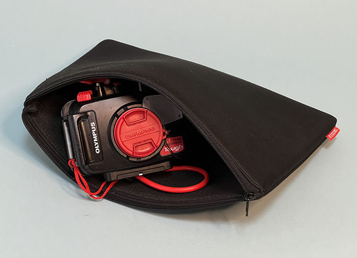 ソフトケースに、カメラを入れたハウジングを収めておきます