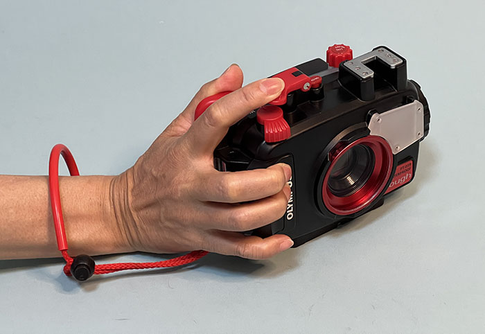 ダイビング中はずっとリストランヤードを右腕に通しておきましょう