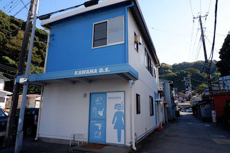 共用スペースの更衣室棟。川奈は全てがコンパクトにまとまっているから快適!