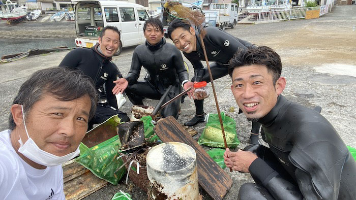 川奈のガイド達が集い、水中のゴミ拾いを行なっています