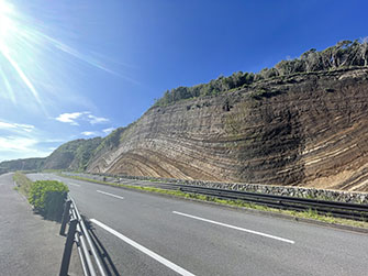 「バームクーヘン」とも呼ばれる地層切断面。周回道路で見られる Photo by Toru Furuyama